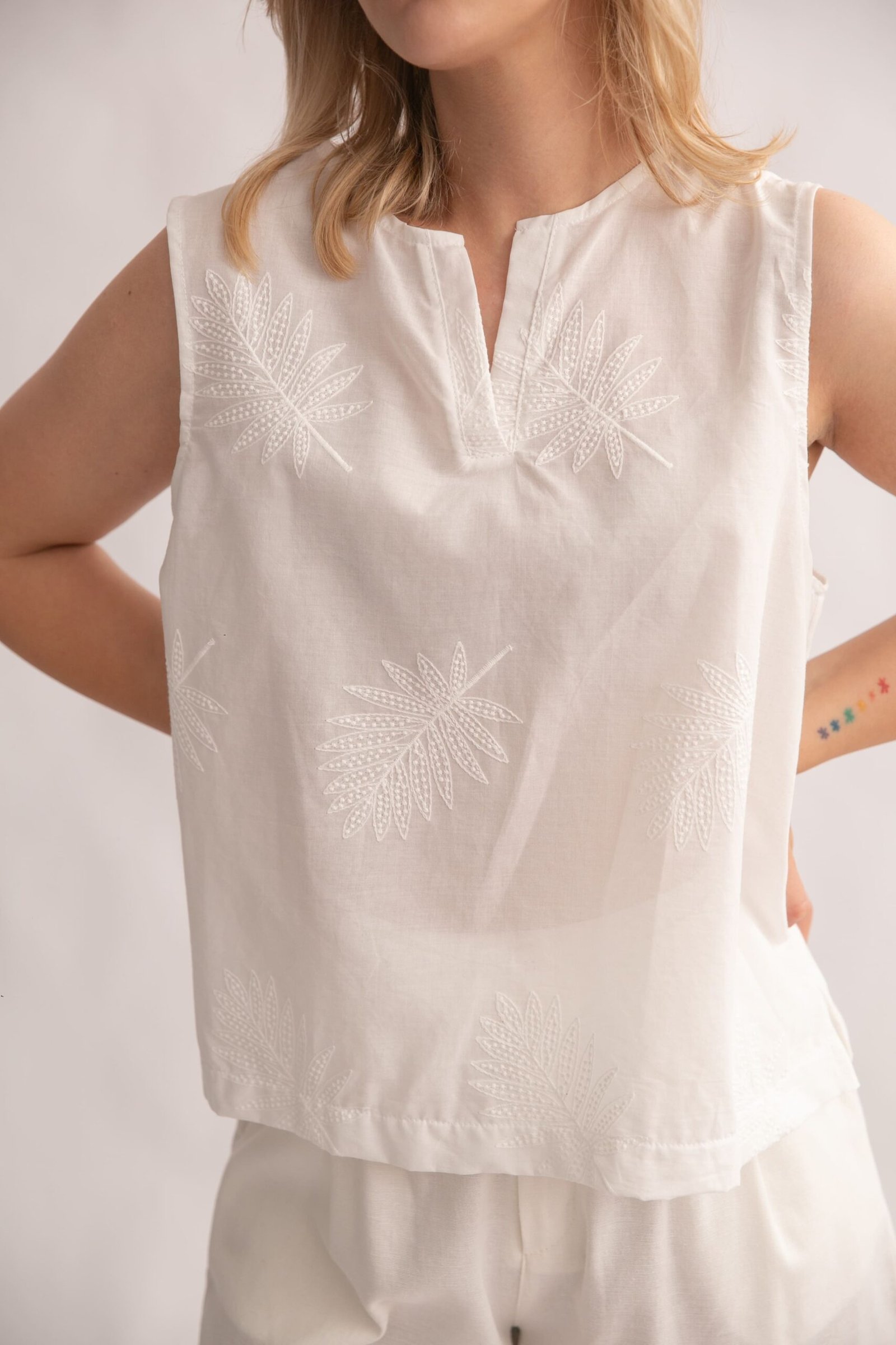 MUSCULOSA JENIFER CON BORDADO