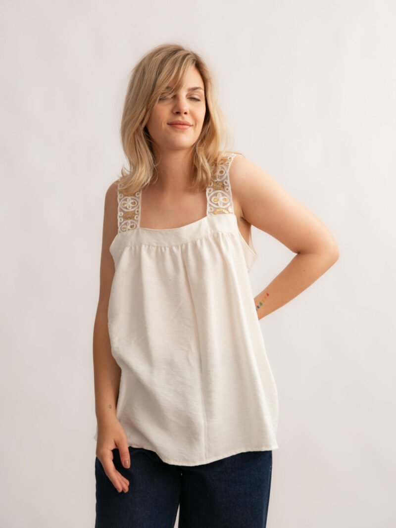 BLUSA MAVI CON PUNTILLA
