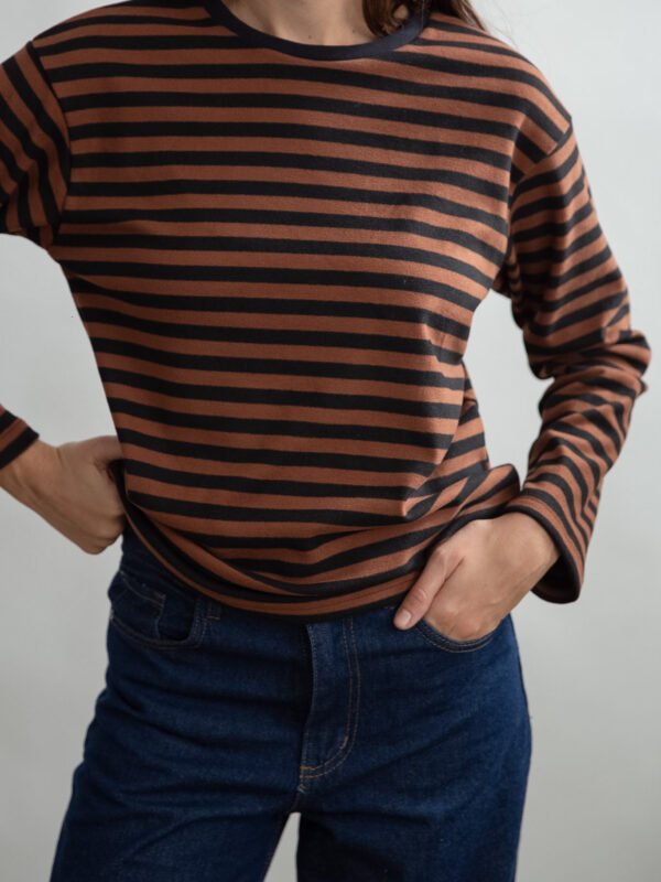 REMERA ZOE MANGA LARGA RAYADA  CON CUELLO NEGRO