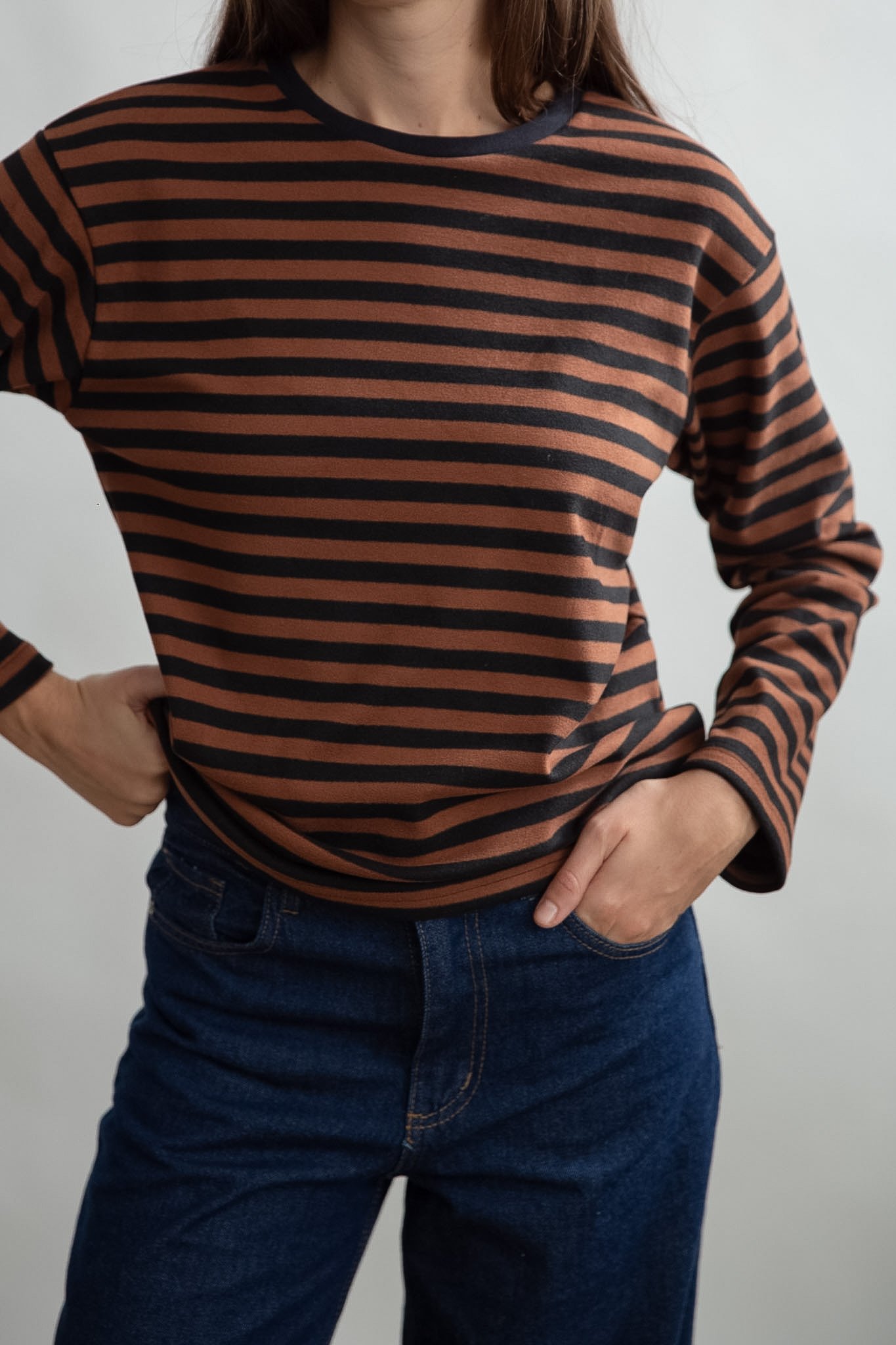 REMERA ZOE MANGA LARGA RAYADA CON CUELLO NEGRO