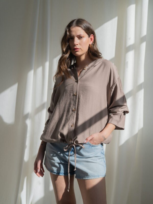 CAMISA LISI DERBY CON CAPUCHA Y BOLSILLOS