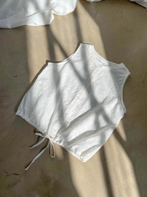 CAMISA NOELIA SIN MANGAS BRODERIE Y TIRA EN CINTURA