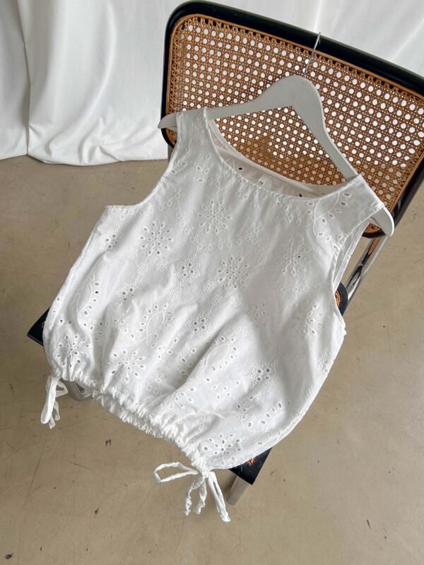 MUSCULOSA TAMARA BRODERIE CON TIRA PARA ATAR
